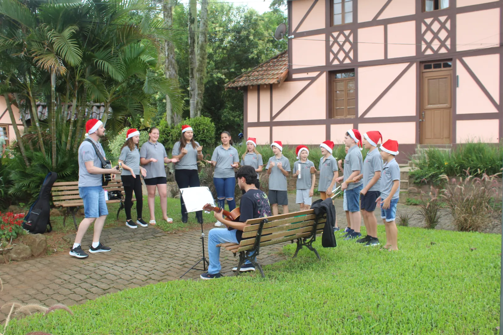 Coral Infantojuvenil realiza Cantata de Natal no centro da cidade 